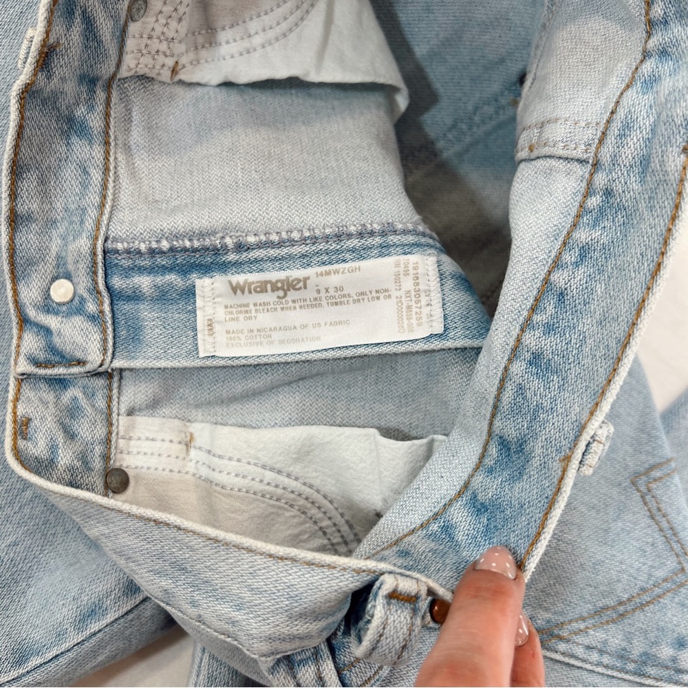 Vintage Wrangler Light Wash Straight Leg High Rise Jeans - Picture 7 of 8